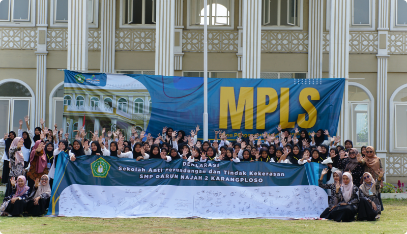 Kegiatan Penutupan Masa Pengenalan Lingkungan Sekolah (MPLS) dengan adanya penandatanganan deklarasi anti kekerasan dan bullying